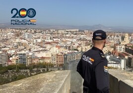 Un taxista ayuda a detener a dos jóvenes que acuchillaron a un hombre para robarle un patín en Alicante
