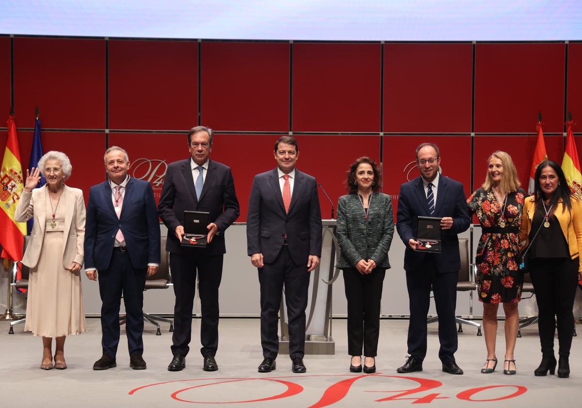 El presidente de la Junta, Alfonso Fernández Mañueco, con los galardonados con los Premios Castilla y León