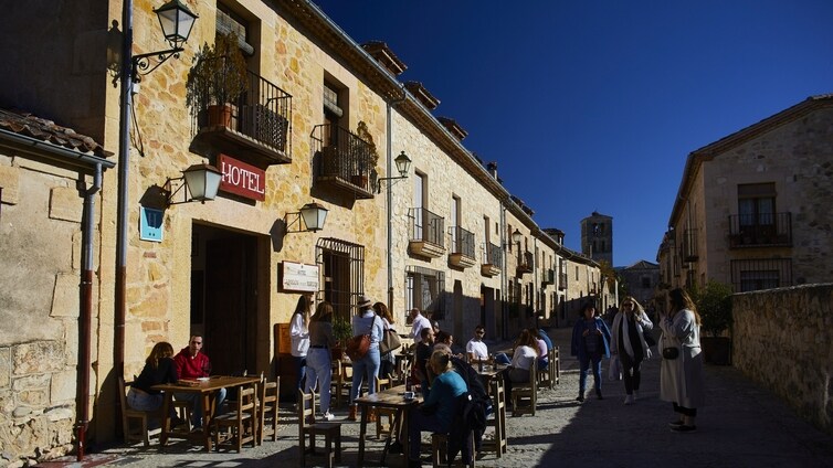 Los madrileños, los que más viajan y gastan más de turismo por España