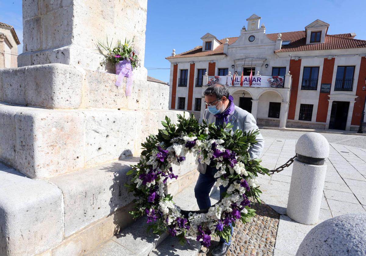 El alcalde de Villalar de los Comuneros participa en la ofrenda al monolito, en una imagen de archivo