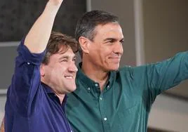 El presidente del Partido Popular, Alberto Núñez Feijóo (c), y el candidato a lehendakari, Javier de Andrés (d), clausura el acto electoral de cierre de campaña que los populares celebran en Vitoria