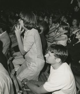 Imagen secundaria 2 - Arriba, los Beatles en el Hotel Fénix, en un acto en el que probaron el vino fino. Abajo, izq., la plaza de Las Ventas poco antes del inicio del concierto. Dcha, los fans en pleno éxtasis durante la actuación