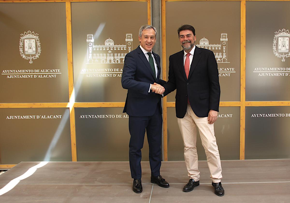 El presidente de Eurocaja Rural, Javier López Martín, y el alcalde de Alicante, Luis Barcala