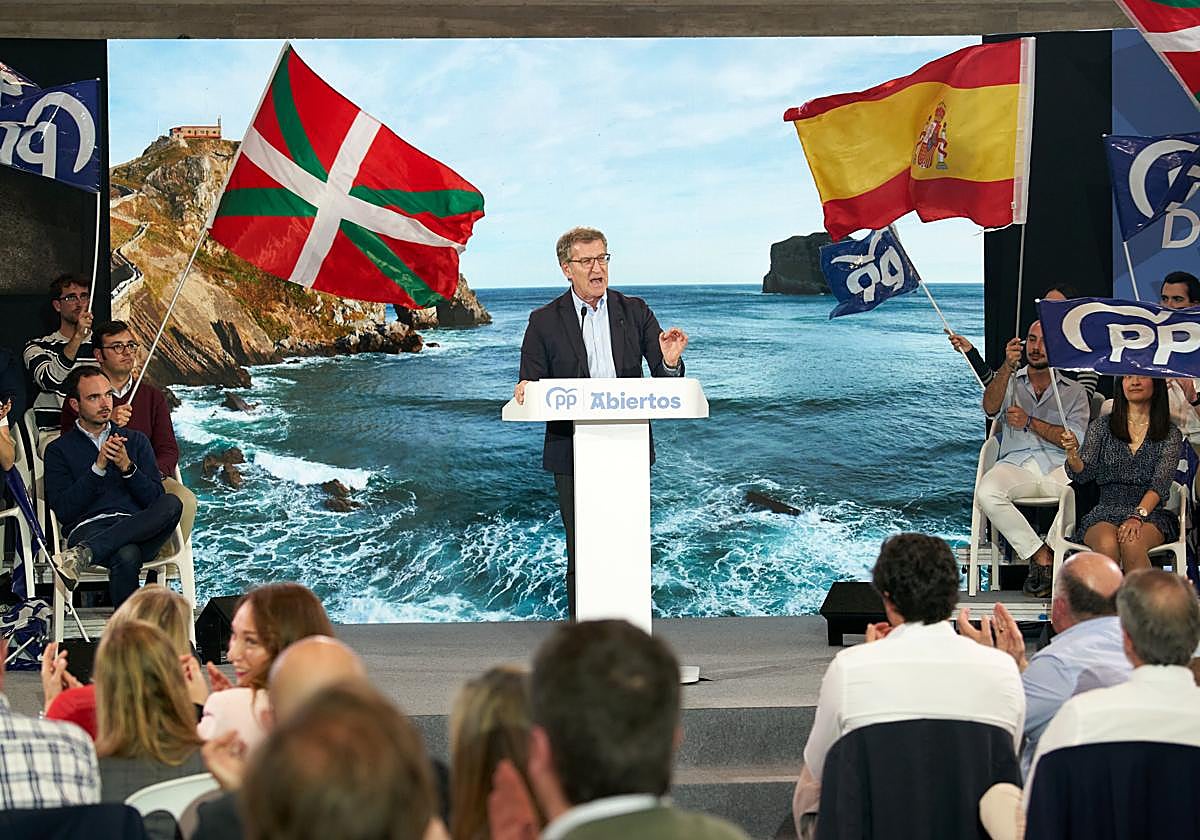 Alberto Núñez Feijóo, en el mitin final celebrado en Vitoria