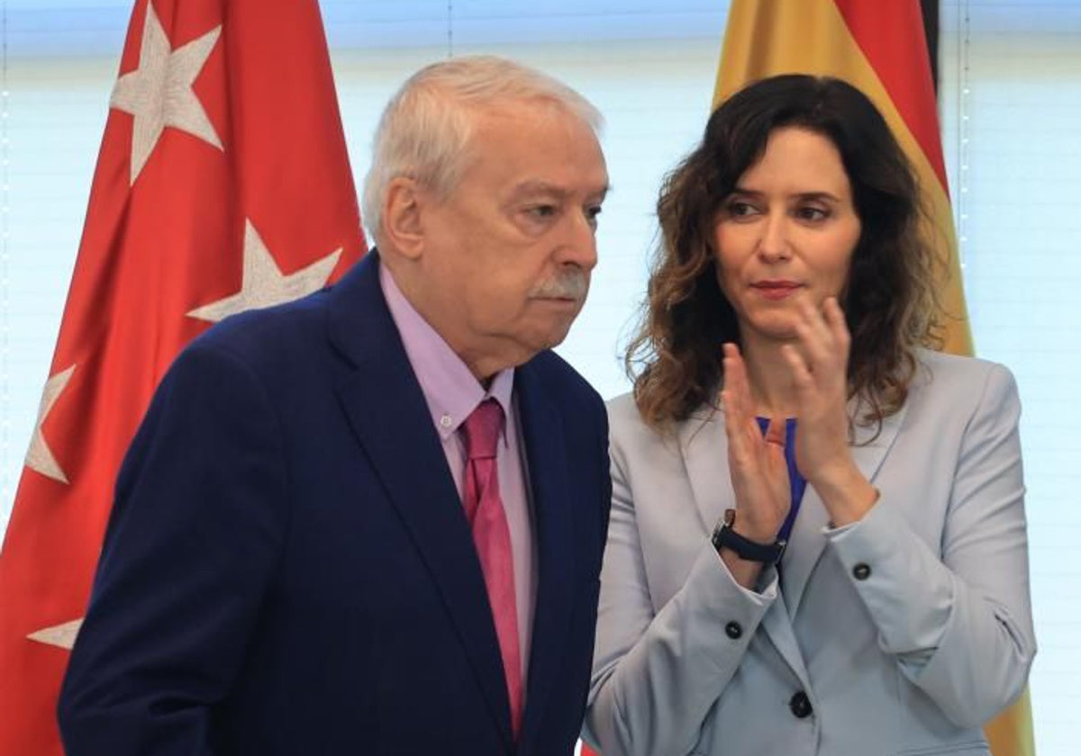 Joaquín Leguina, con Isabel Díaz Ayuso, en su toma de posesión como presidente de la Cámara de Cuentas