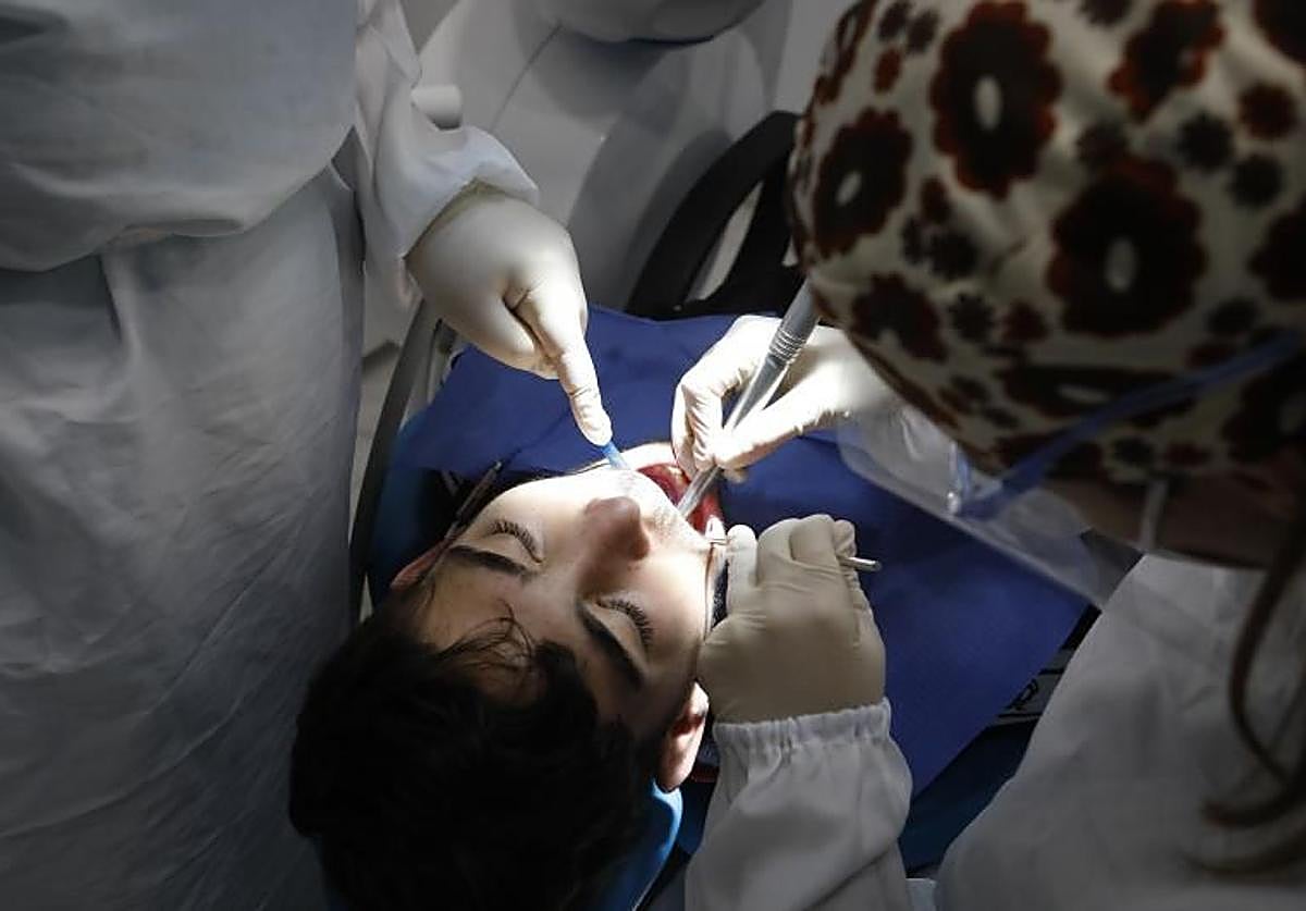 Un joven en la consulta de su dentista en Córdoba