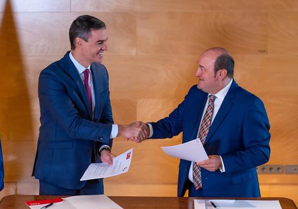 El presidente del Gobierno, Pedro Sánchez, y el líder del PNV, Andoni Ortuzar