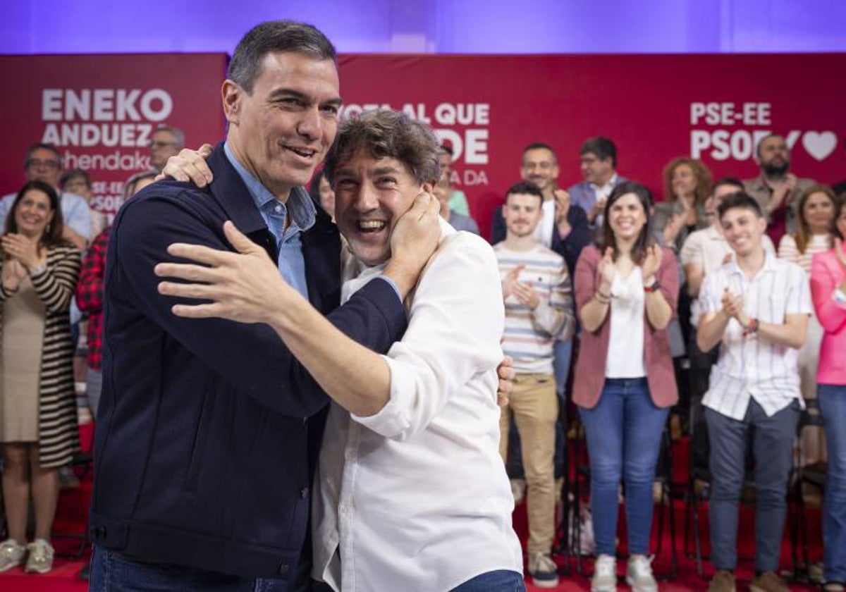 Pedro Sánchez abraza al candidato de los socialistas vascos, Eneko Andueza, en un acto en San Sebastián