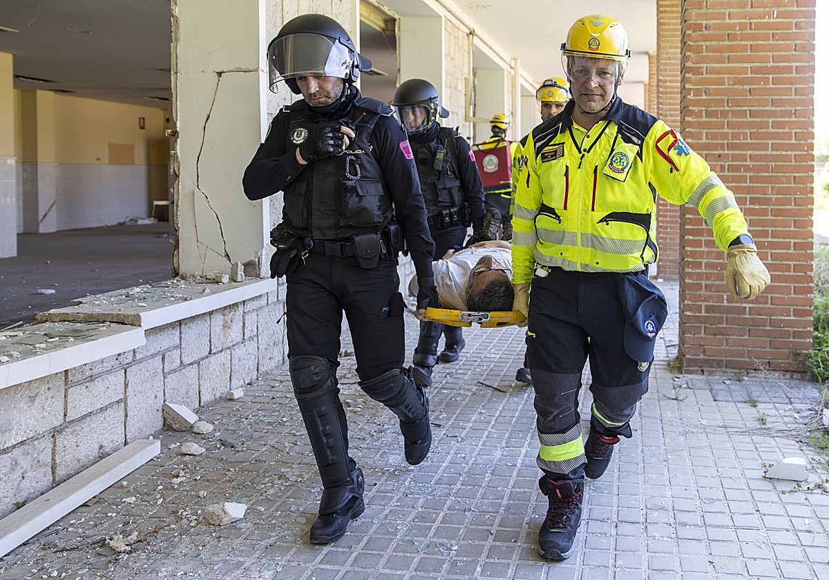 Samur y antidisturbios municipales sacan a uno de los heridos