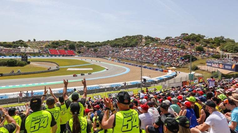 Aficionados en las gradas del Circuito de Jerez-Ángel Nieto durante el transcurso de una carrera