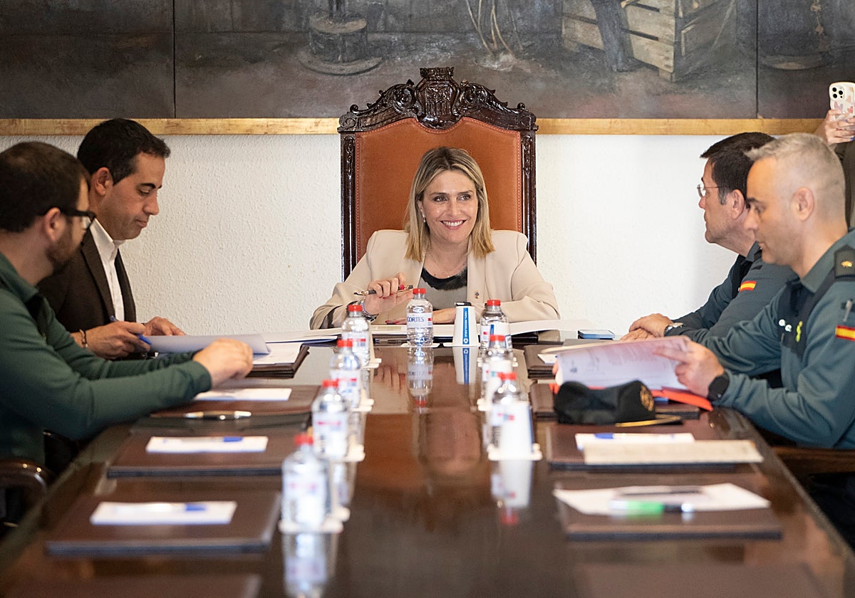 Reunión de la presidenta de la Diptuación de Castellón, Marta Barrachina, con responsables de la Guardia Civil.