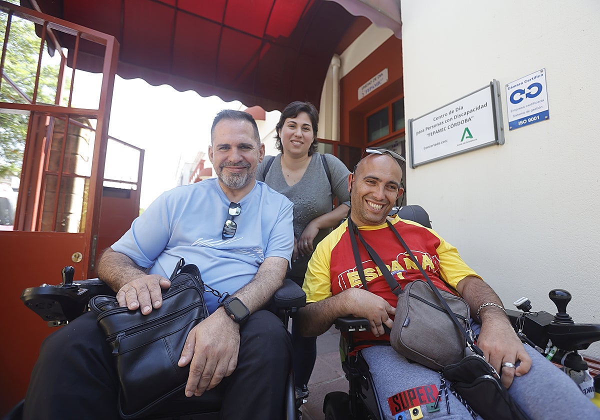 Jesús Mayoral y Miguel Ángel Sánchez posan junto a la asistente personal María Gómez