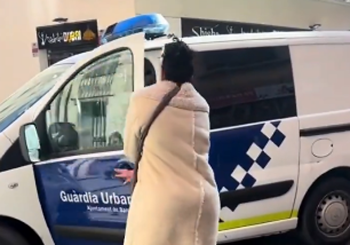 Una mujer arranca diferentes vehículos de policía en el Raval al dejarse los agentes las llaves puestas