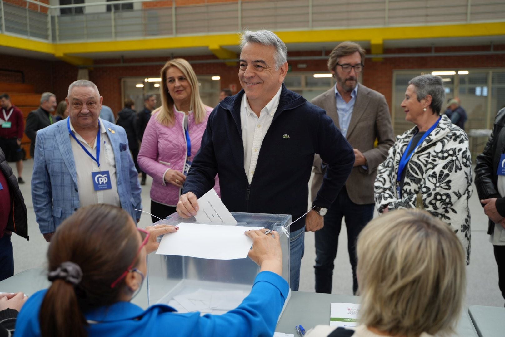 El candidato a lendakari por el PP vasco, Javier de Andrés, ejerce su derecho a voto en el centro cívico de Judizmendi de Vitoria-Gasteiz