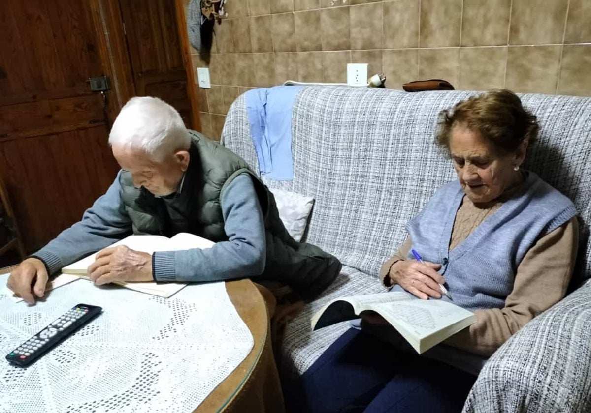Santiago y Vicenta, en la cocina de su casa en Navahermosa