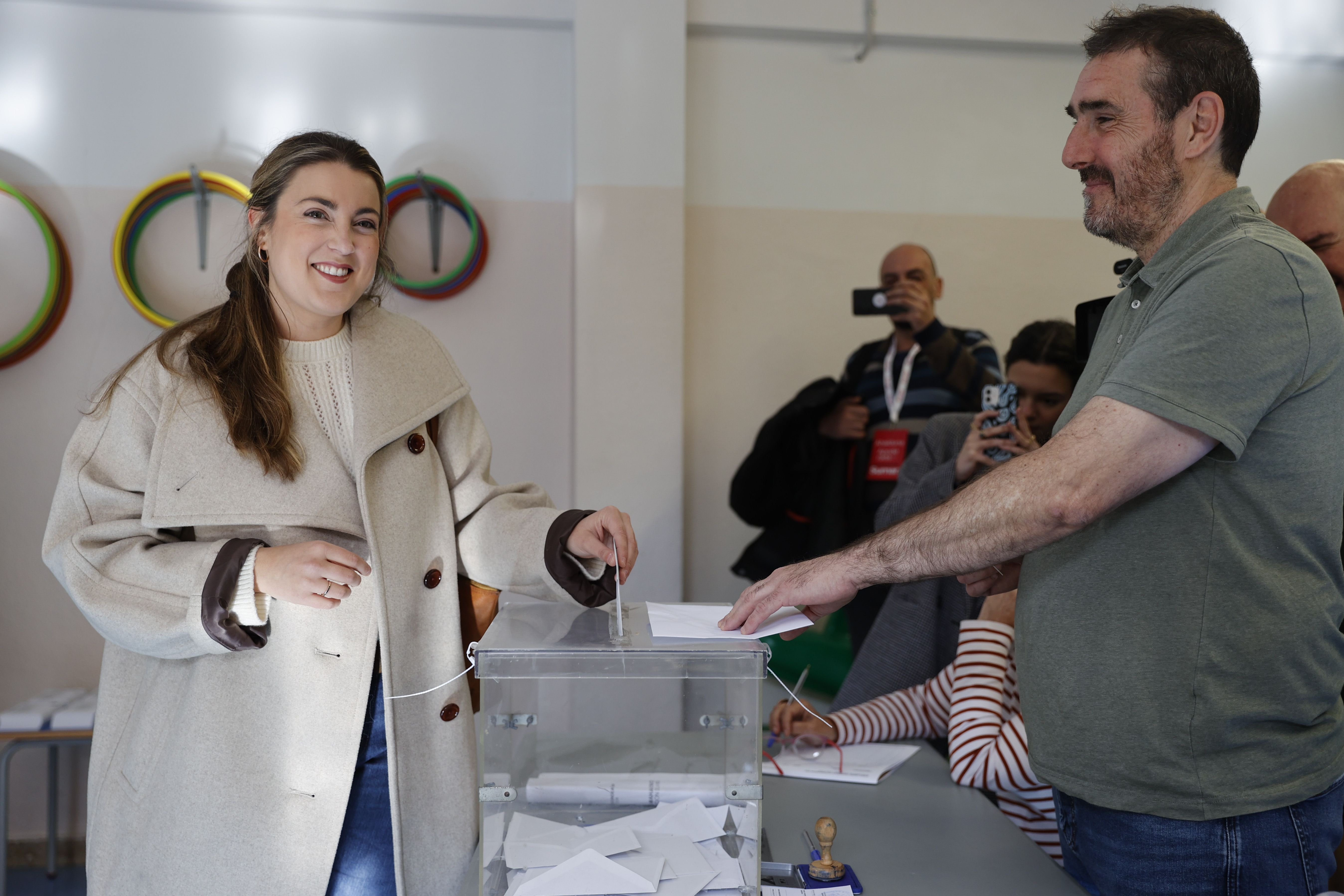 La candidata a lendakari por Sumar Alba García vota en el barrio de Deusto, en Bilbao