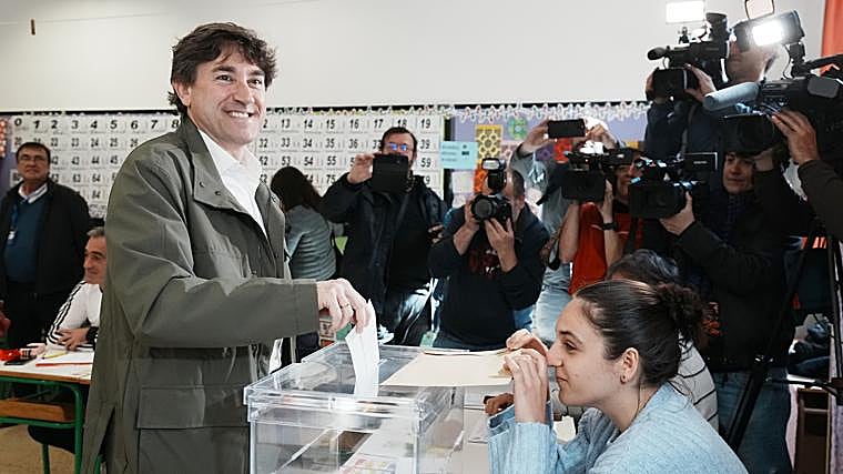 La candidata de Sumar se olvida la papeleta y la de Podemos se confunde de mesa electoral