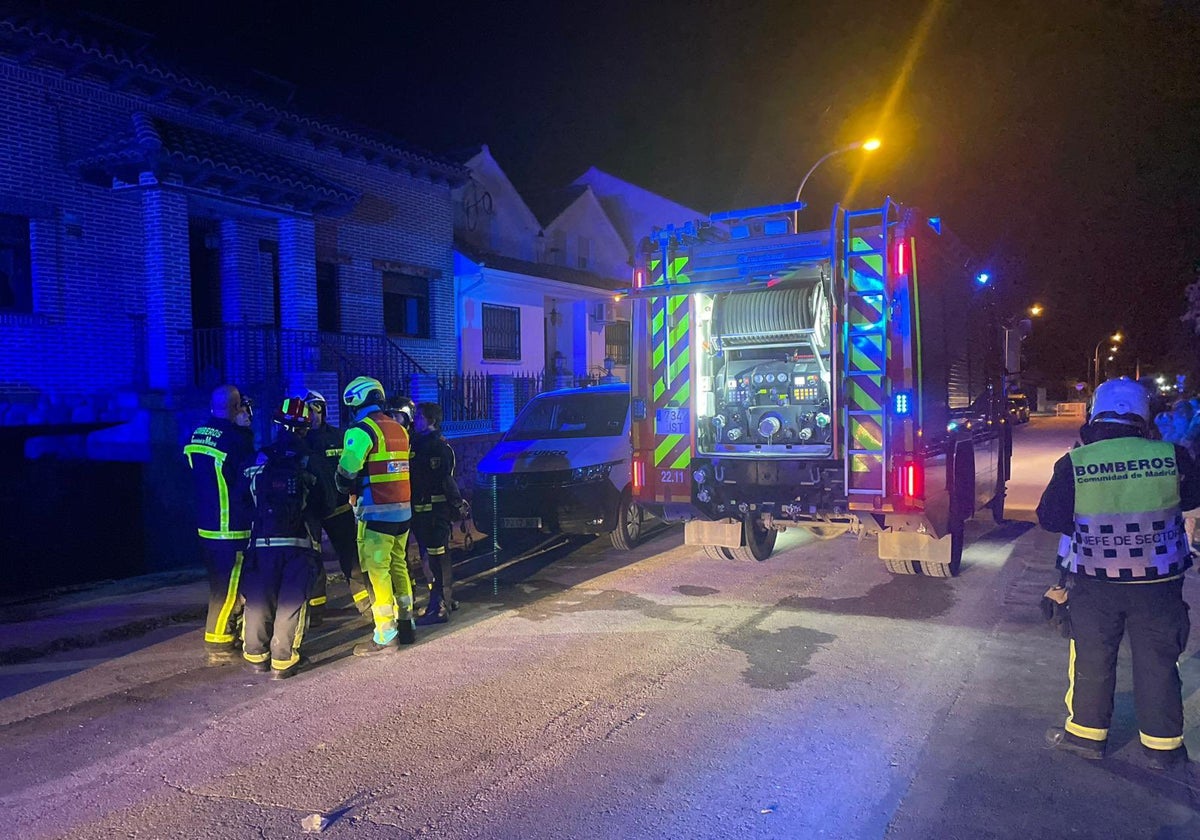 Bomberos de la Comunidad de Madrid en el chalet situado en Torres de la Alameda