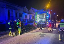 Arde un vehículo en el garaje de un chalet en Torres de la Alameda y deja varios intoxicados por inhalación de humo
