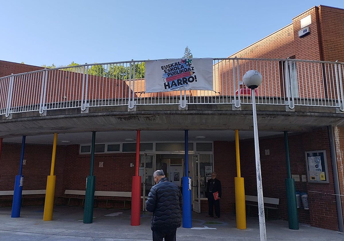 Un hombre frente a un colegio electoral en el barrio de Amara de San Sebastián, a primera hora de este domingo