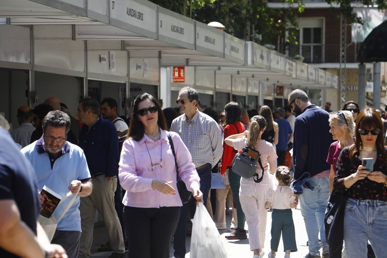 Las imágenes de la Feria del Libro de Córdoba en un domingo de gran ambiente