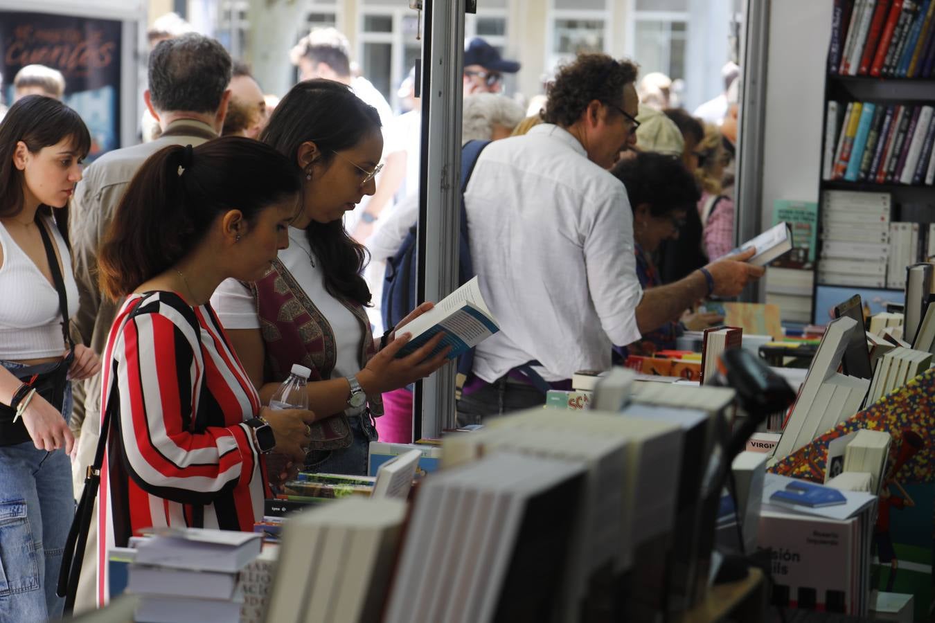 Las imágenes de la Feria del Libro de Córdoba en un domingo de gran ambiente