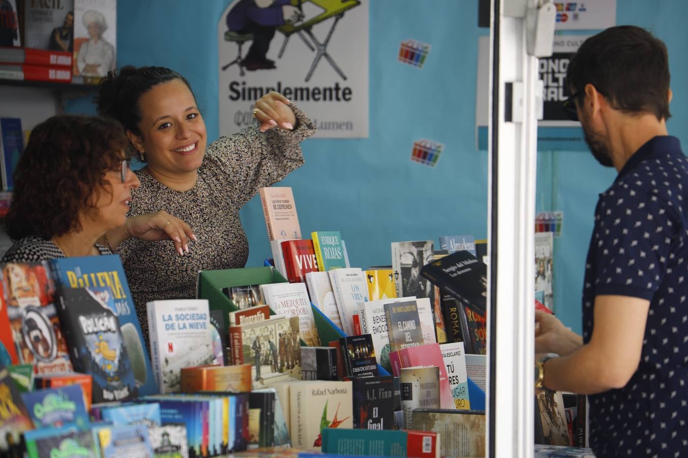 Las imágenes de la Feria del Libro de Córdoba en un domingo de gran ambiente