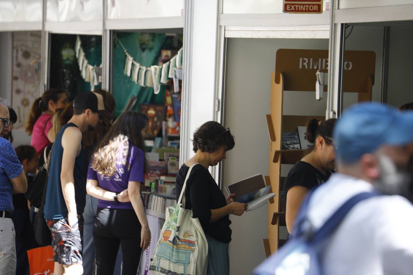 Las imágenes de la Feria del Libro de Córdoba en un domingo de gran ambiente