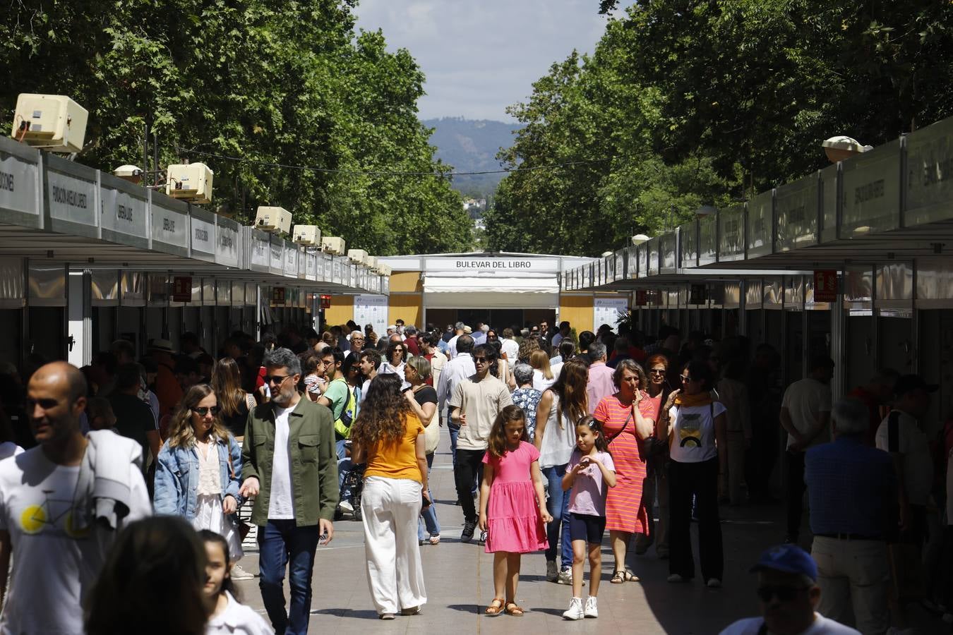 Las imágenes de la Feria del Libro de Córdoba en un domingo de gran ambiente