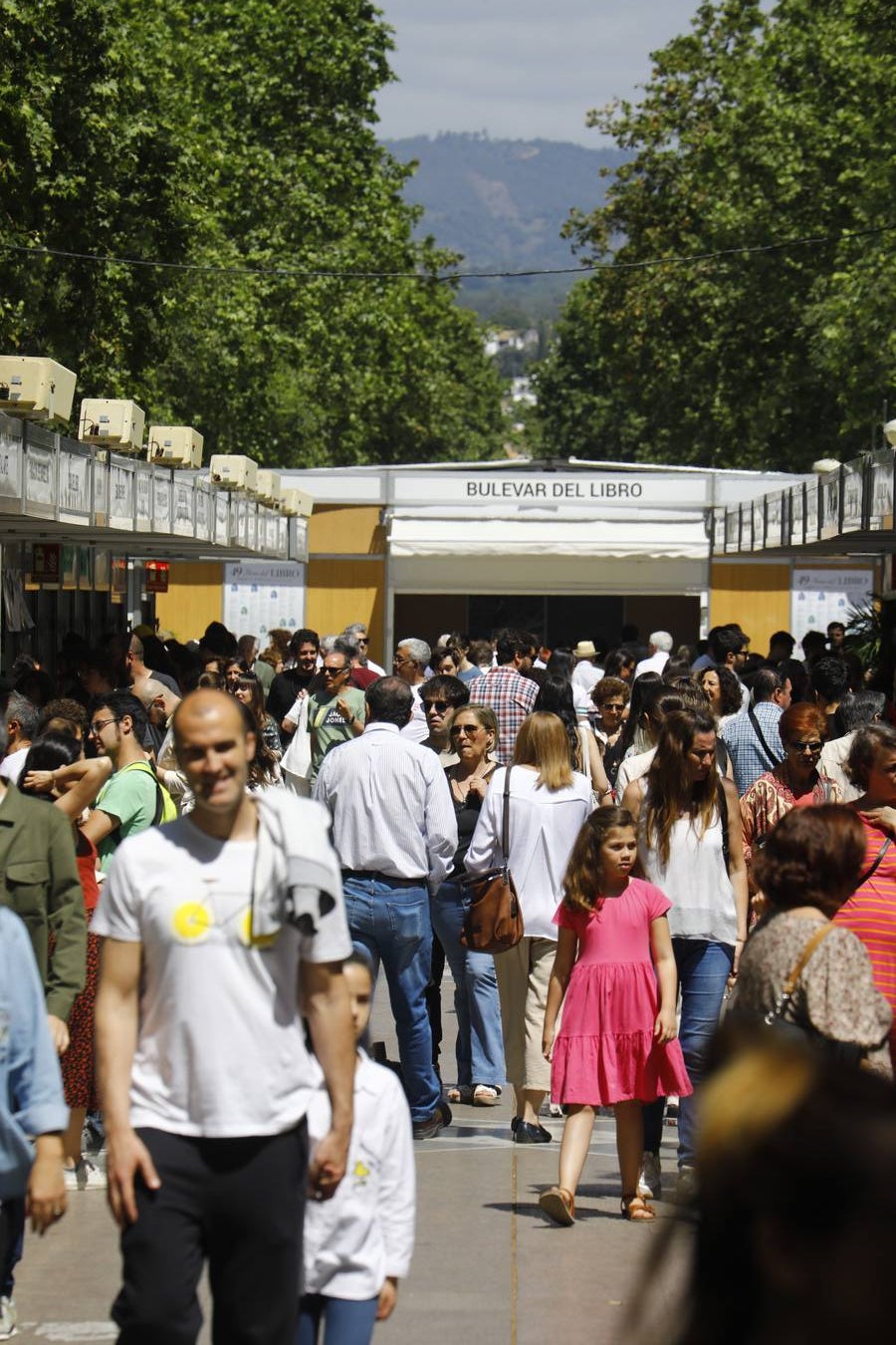 Las imágenes de la Feria del Libro de Córdoba en un domingo de gran ambiente