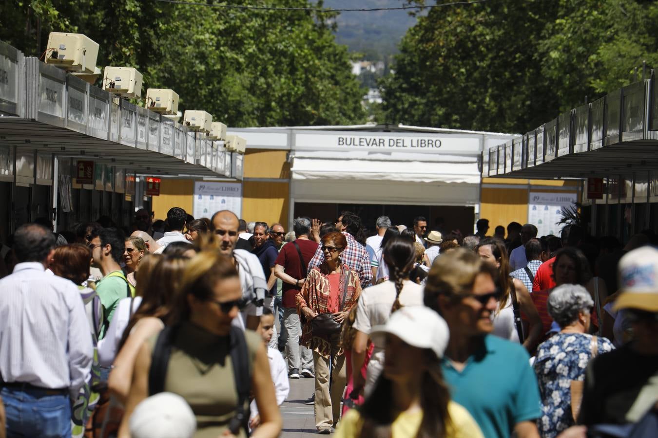 Las imágenes de la Feria del Libro de Córdoba en un domingo de gran ambiente