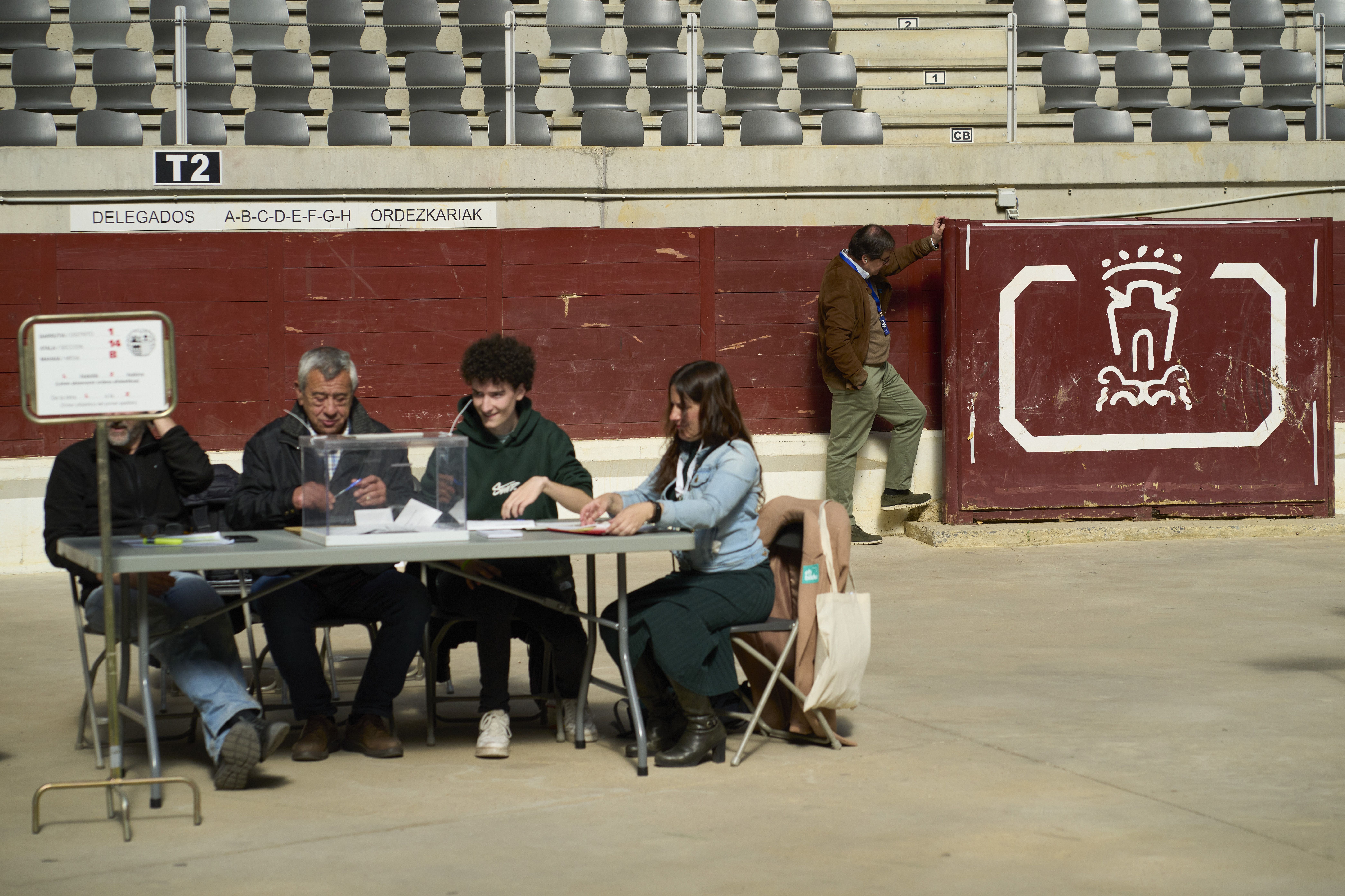 Un hombre observa el burladero del Iradier Arena, que antes era una plaza de toros y hoy ha funcionado como mesa electoral