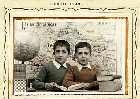 Imagen secundaria 1 - Arriba, Luis Mateo Díez posa en el despacho de su casa en Madrid. Abajo, con su hermano Antón en la etapa escolar y, a la derecha, la estación de Villablino