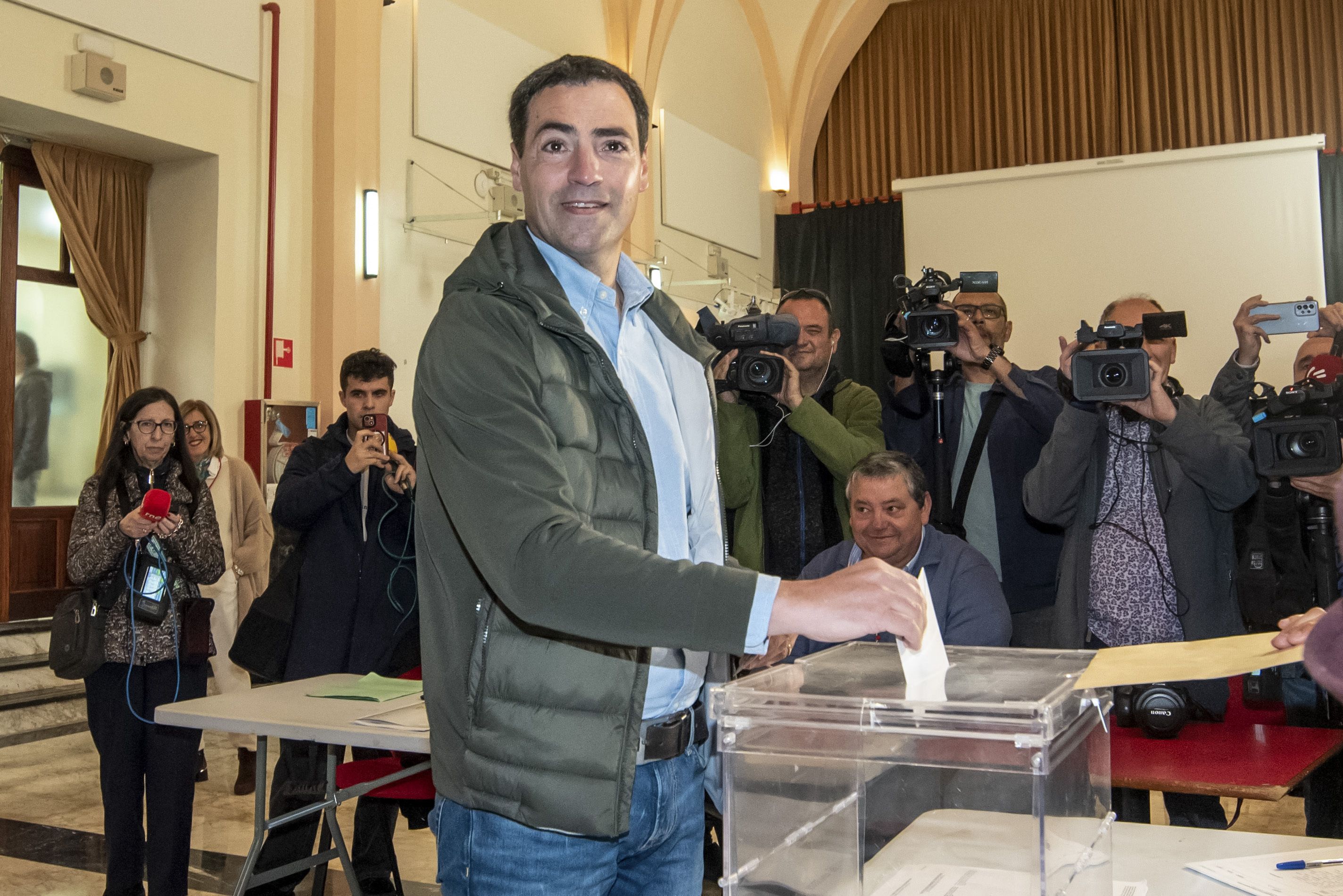 El candidato del PNV a lendakari, Imanol Pradales, vota en Portugalete fotografiado por periodistas