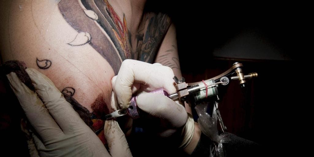 Piden cinco años de cárcel para un tatuador acusado de abusar sexualmente de una clienta en Cantabria