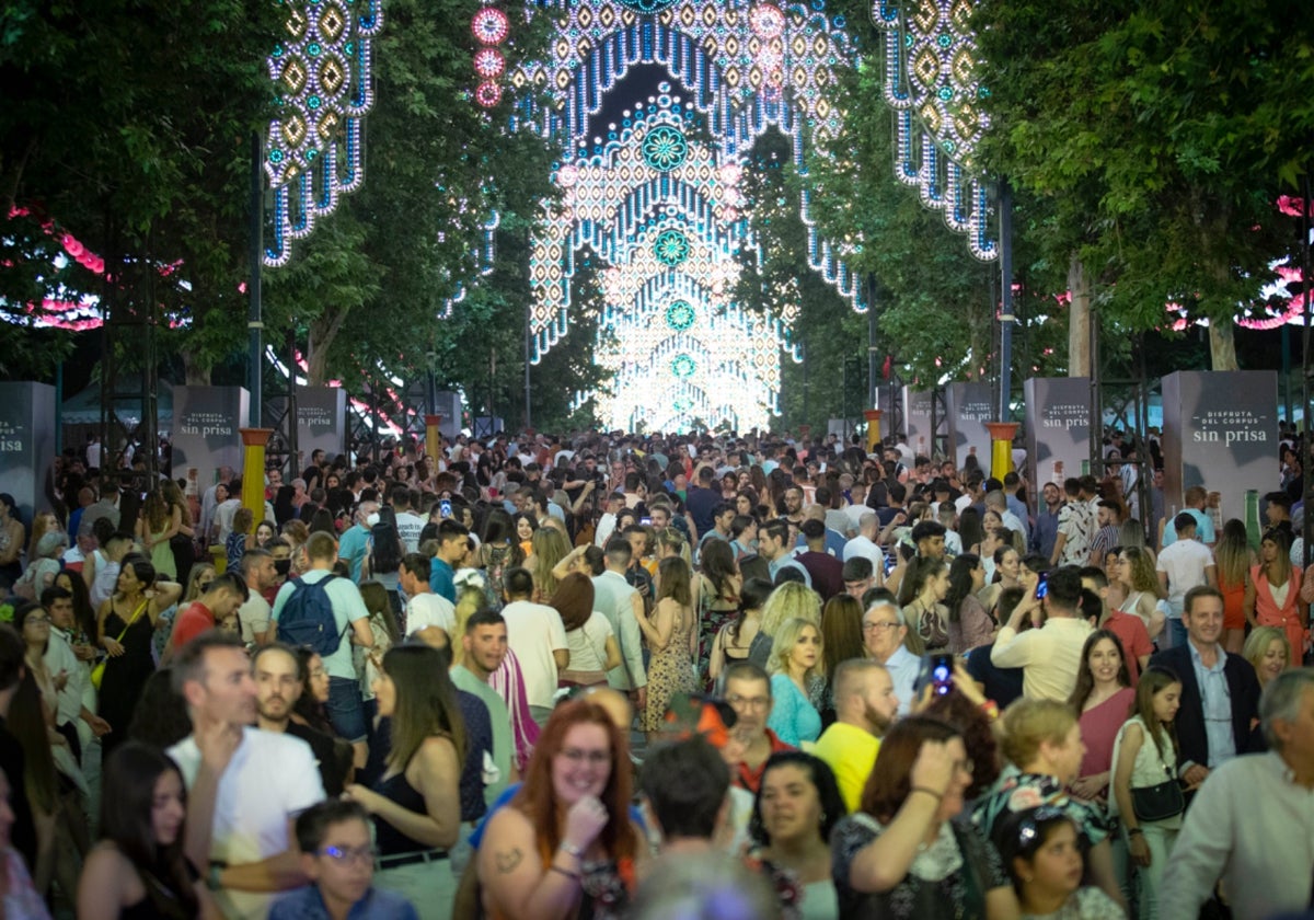 Multitud de granadinos abarrotan el recinto ferial de Almanjáyar