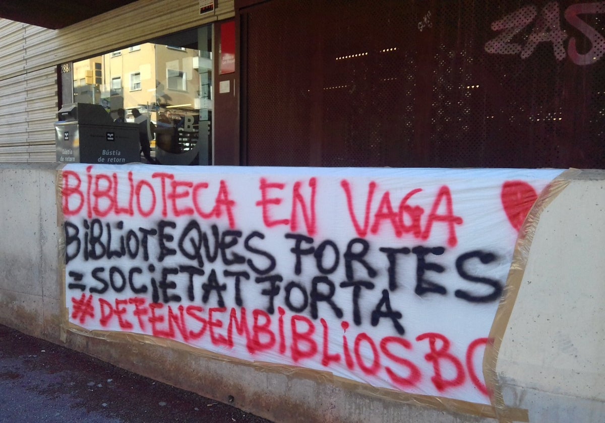 Cartel de vaga de trabajadores en Barcelona a fuera de una biblioteca