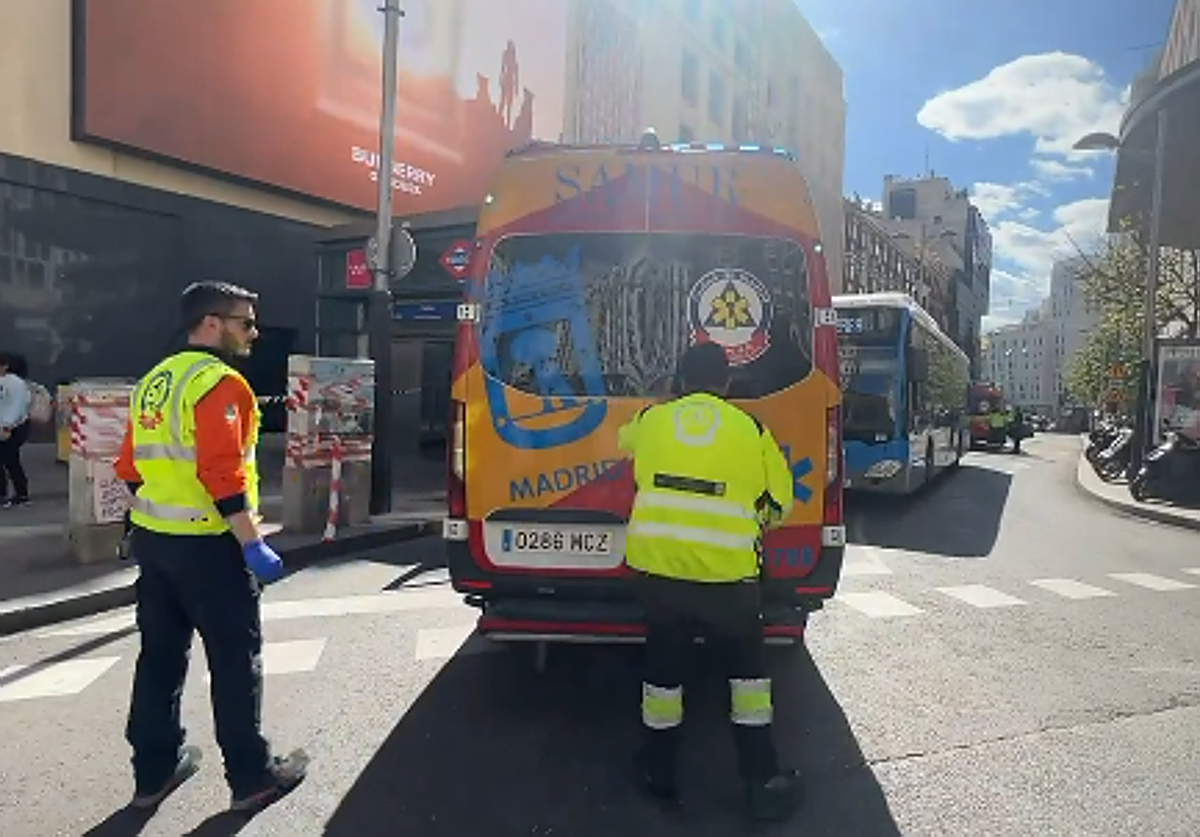 Una mujer de 65 años en estado grave tras ser atropellada por un autobús urbano junto a la estación de Metro de Callao (Madrid)