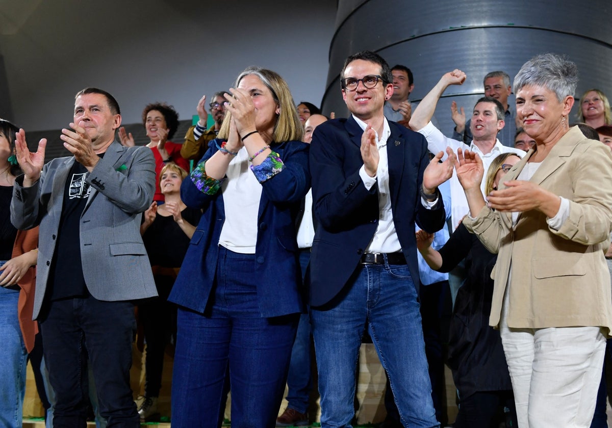 Arnaldo Otegi y Pello Otxandiano junto a otros dirigentes de Bildu tras el escrutinio