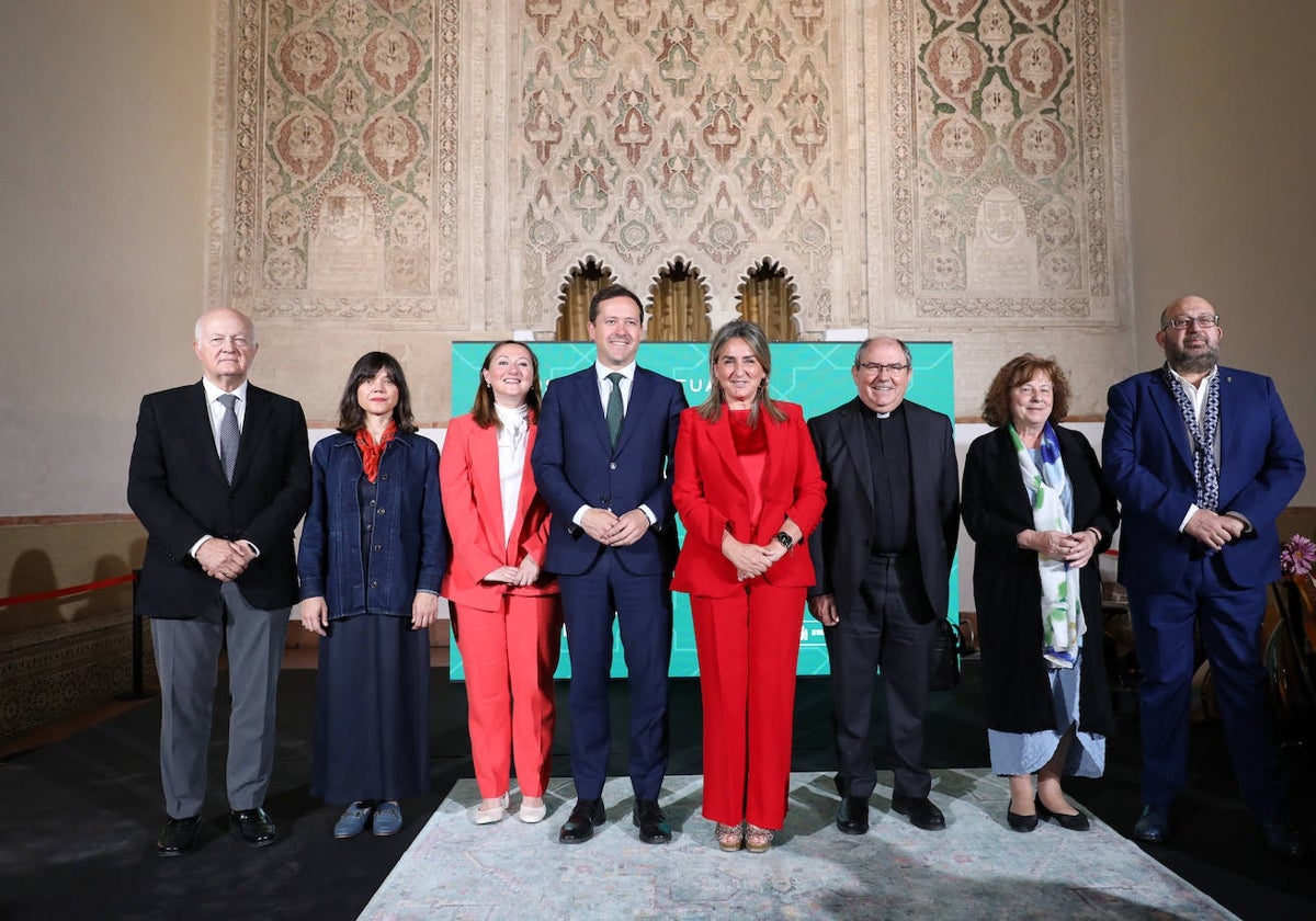 Milagros Tolón y Carlos Velázquez junto a la directora del museo y representantes de diversas instituciones