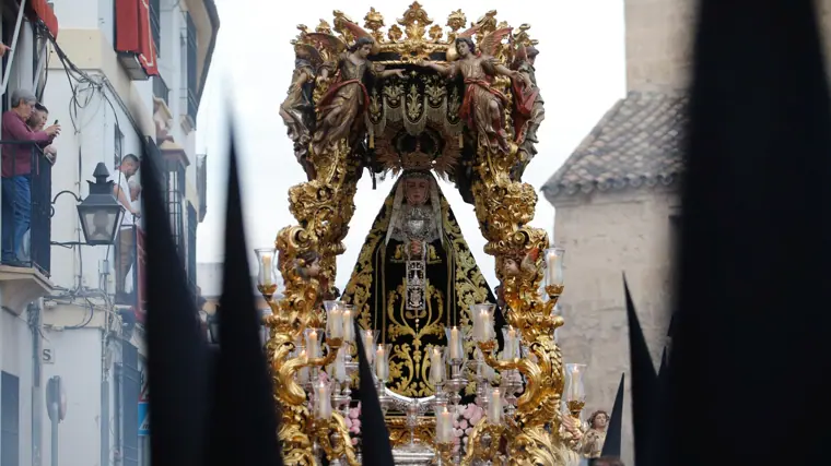 Vista frontal del baldaquino de la Virgen de las Tristezas en la que se aprecian los ángeles, el Lunes Santo de 2023
