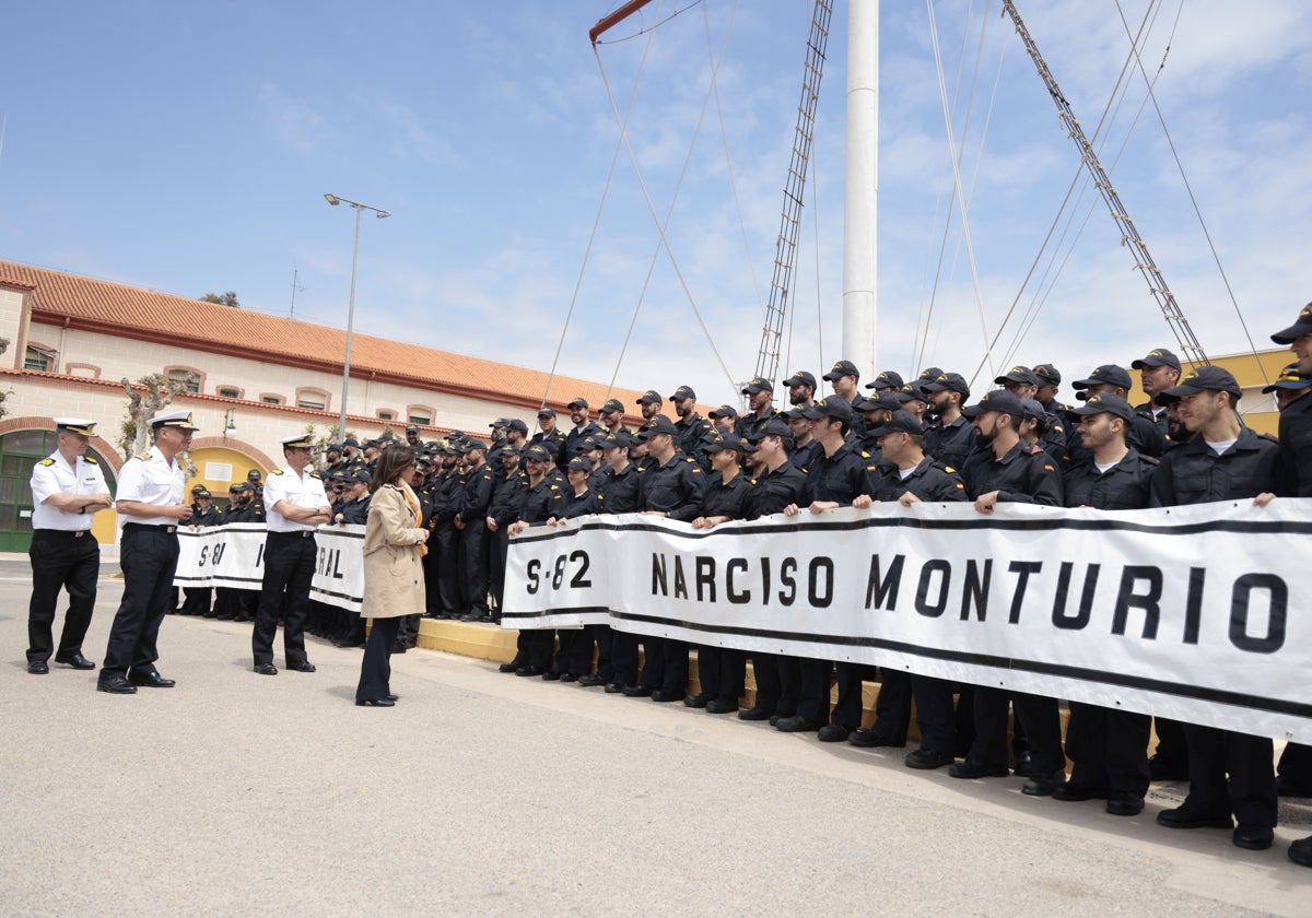 La ministra de Defensa, Margarita Robles, en una visita al arsenal de Cartagena