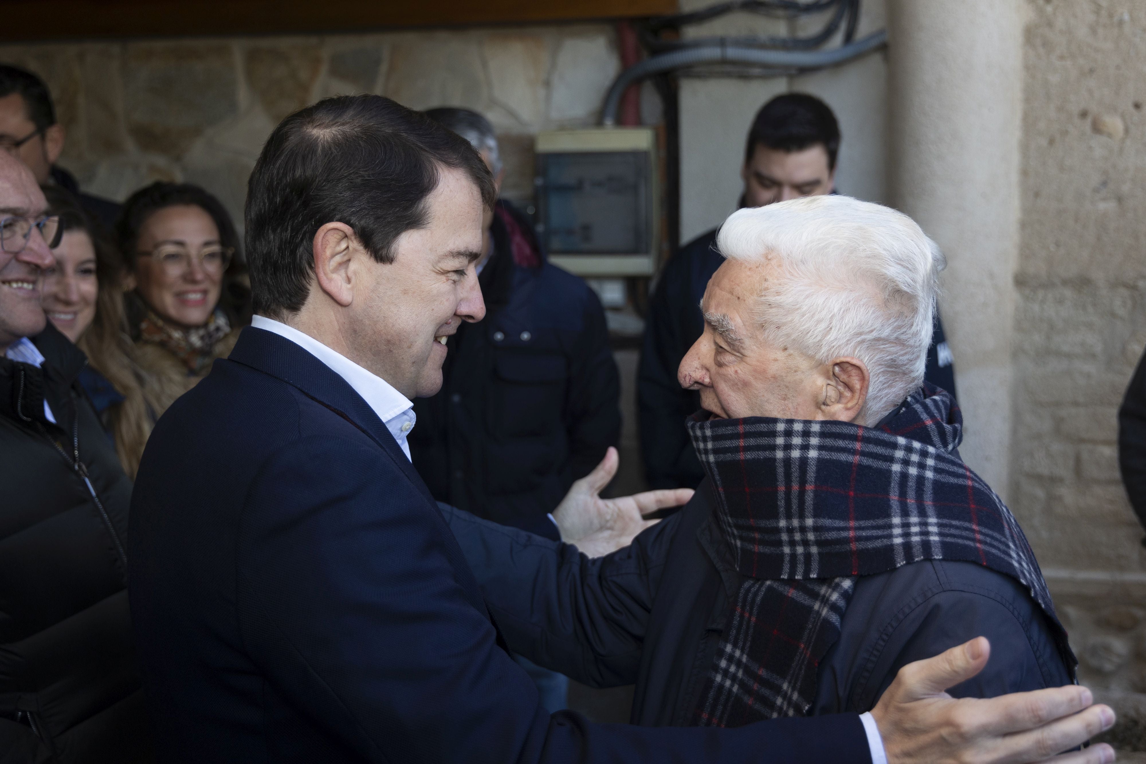 El presidente de la Junta, Alfonso Fernández Mañueco, saluda al exalcalde de Villalar Félix Calvo