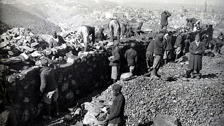 Penados de la 5ª Agrupación de Colonias Penitenciarias trabajando frente al Casco Histórico de Toledo