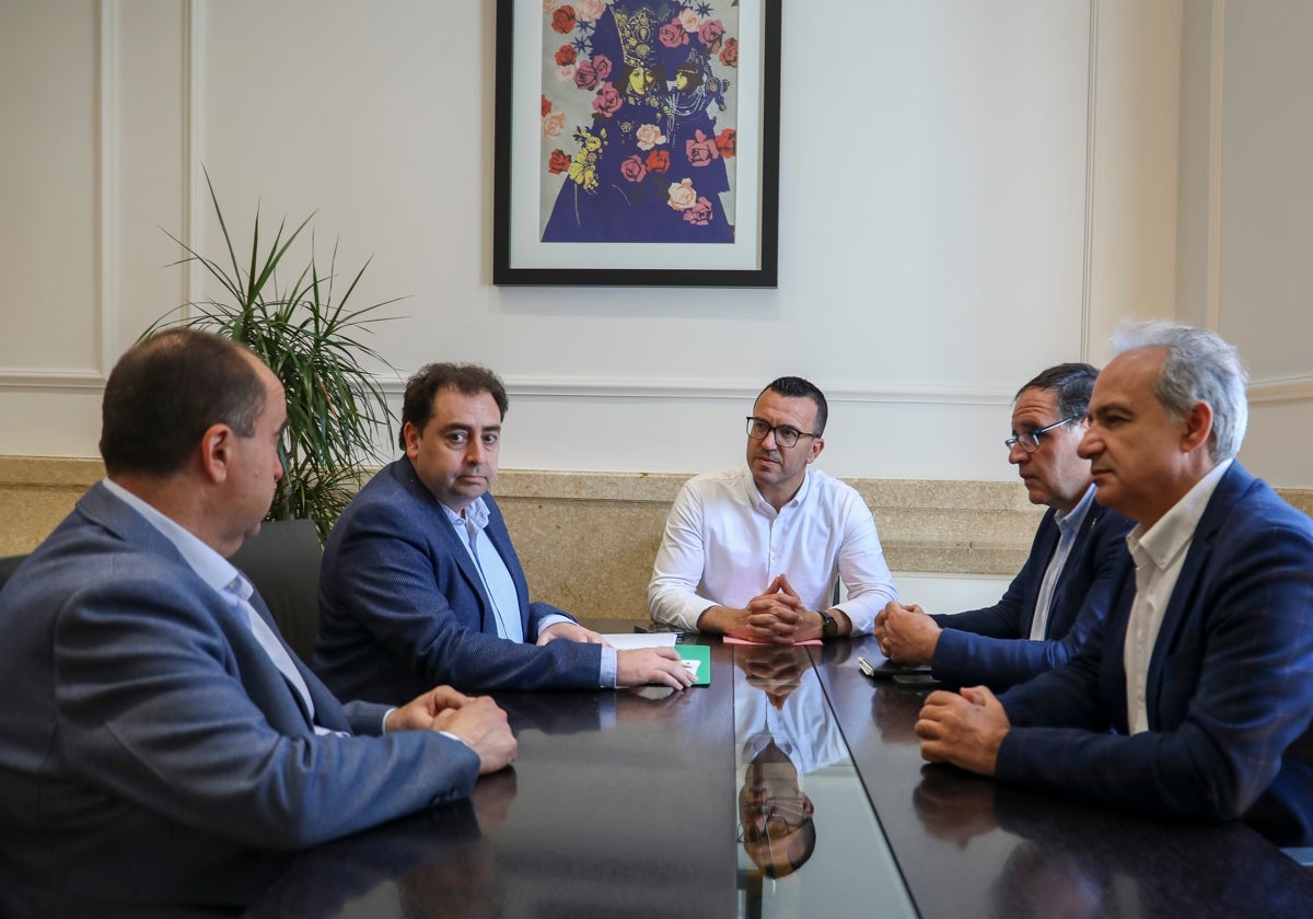 El presidente de la Diputación de Valencia, Vicent Mompó, se reúne con los alcaldes de Huete y Carboneras