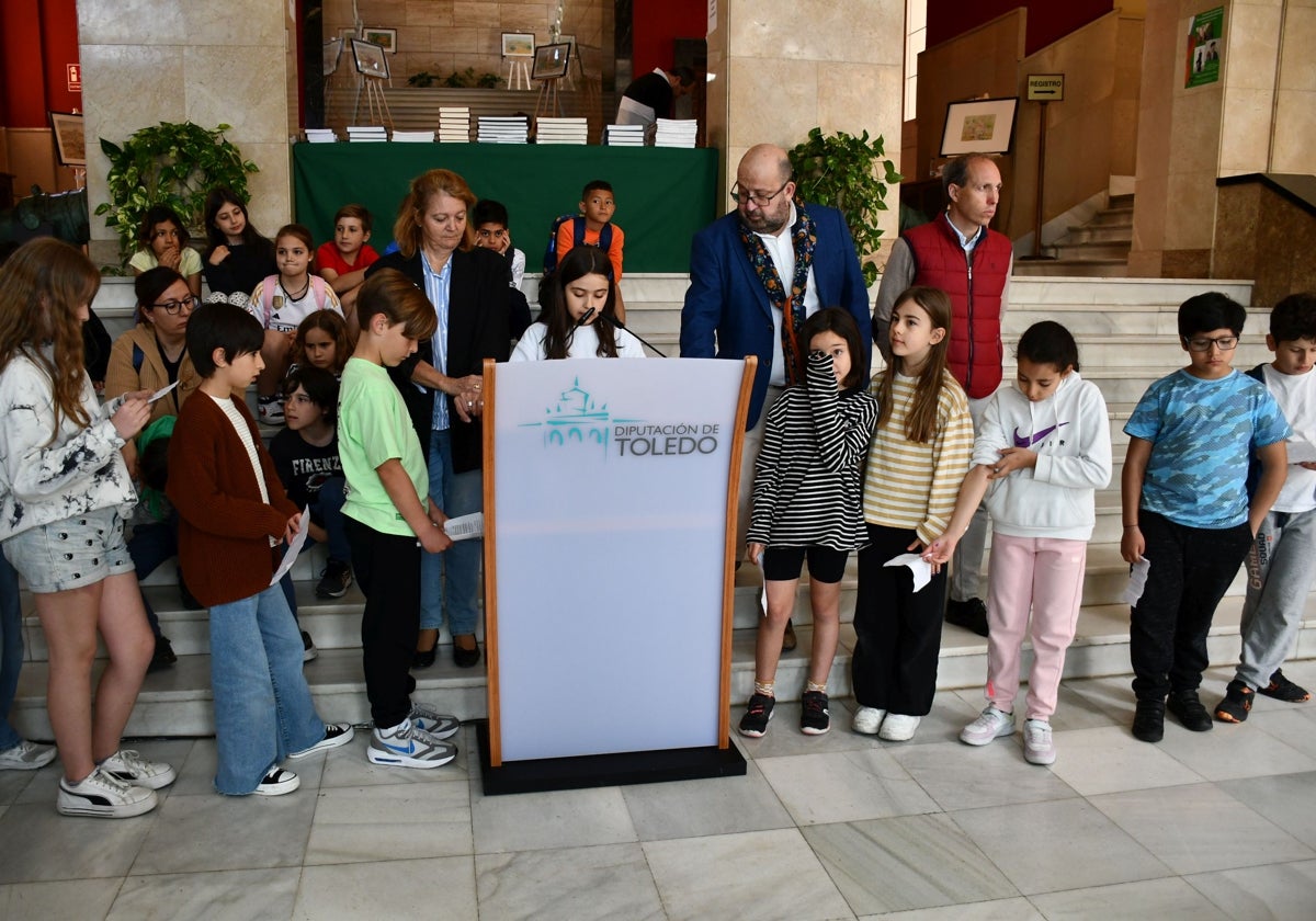 Los alumnos durante la lectura en el zaguán del edificio de la Diputación