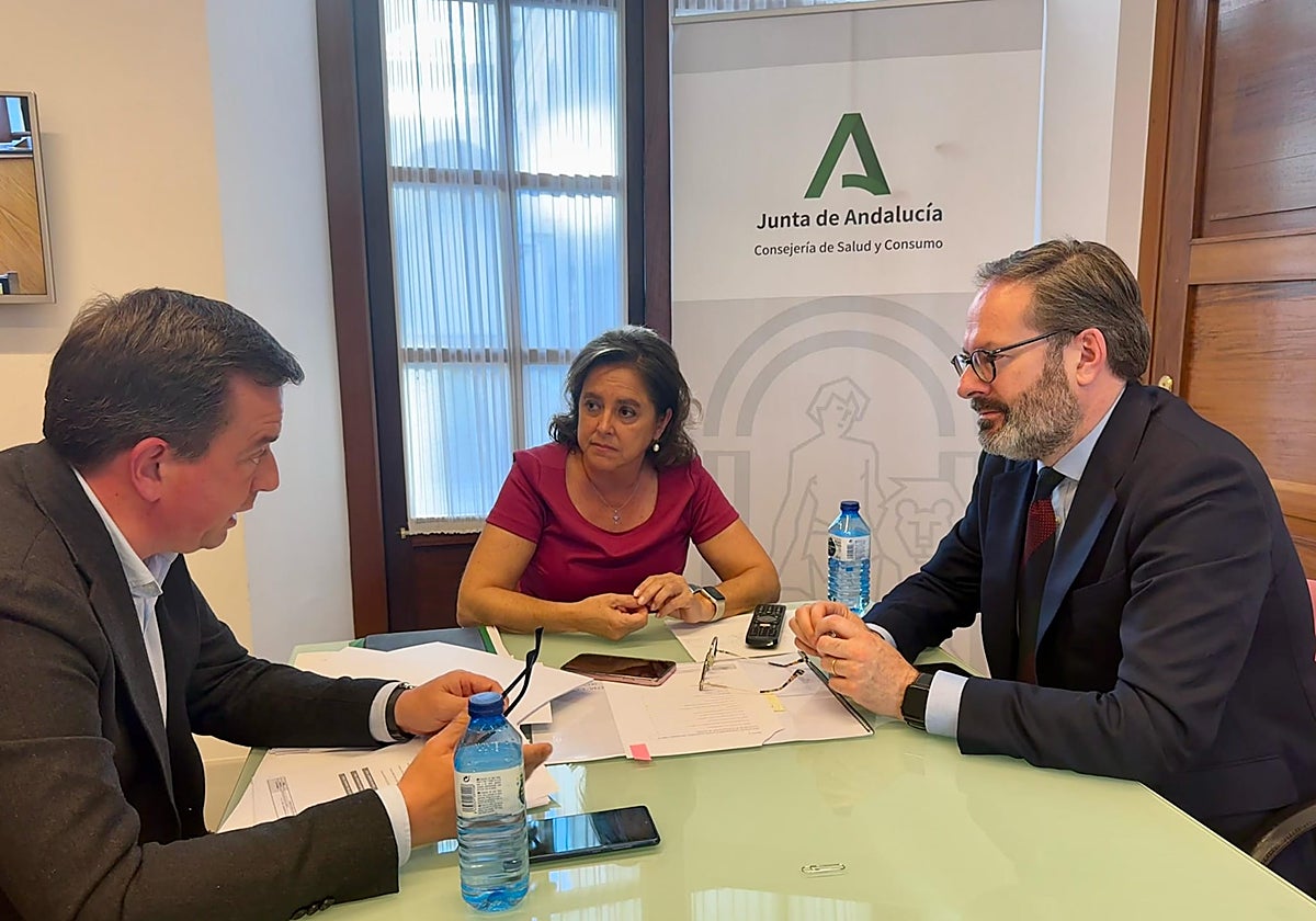 El alcalde de la Subbética, junto a la consejera y al delegado del Gobierno