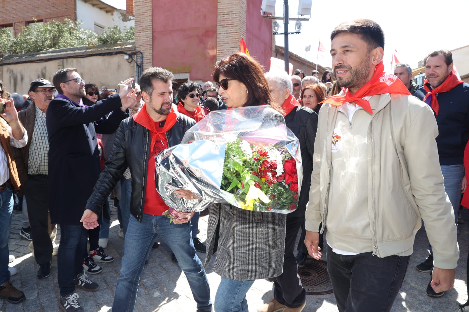 El secretario general del PSOE, Luis Tudanca, junto a la ministra de Igualdad, Ana Redondo, y otros miembros de su partido