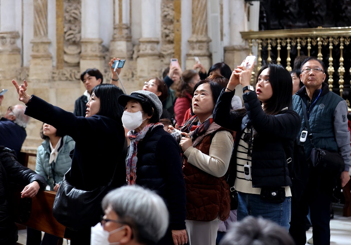 Turistas asiáticos en el interior de la Catedral de Córdoba este pasado enero