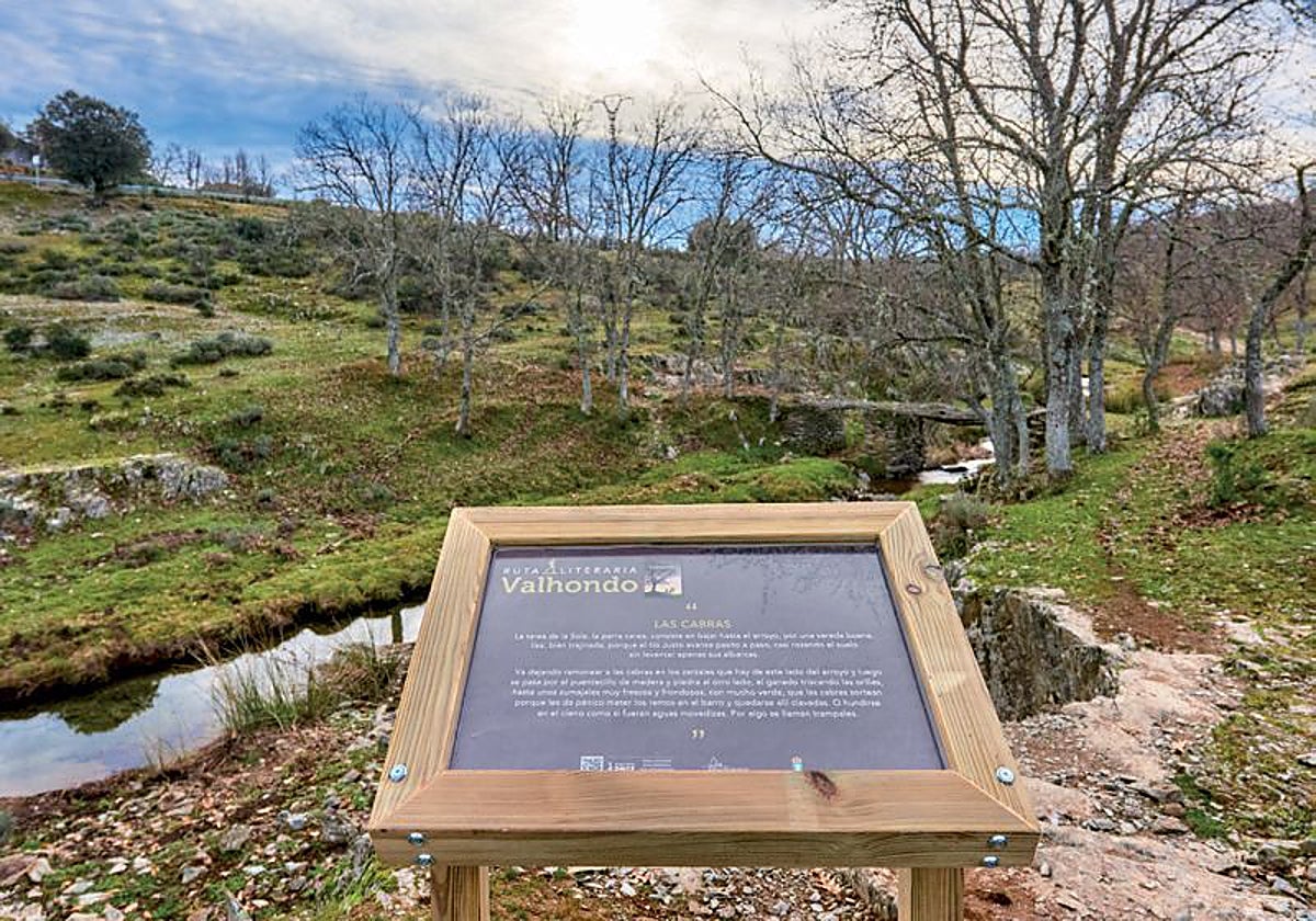 Cartel colocado en uno de los puntos de la Ruta Literatia 'Valhondo'